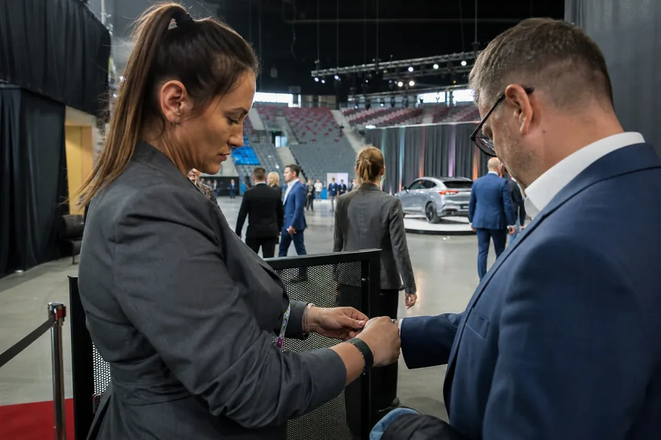 Hostessy przy wejściu do strefy gości podczas wydarzenia firmowego w dużej hali widowiskowej